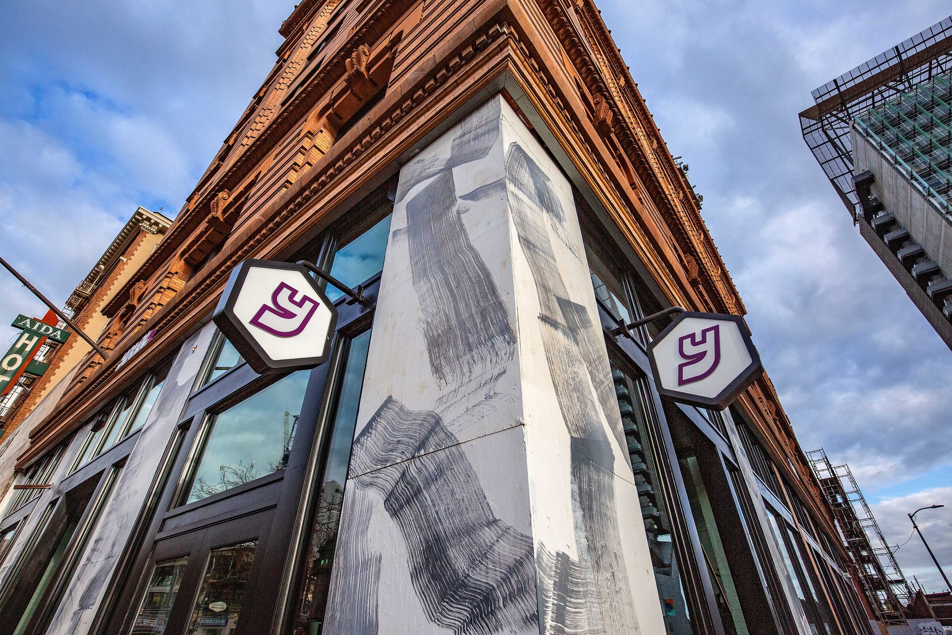 Exterior Corner Signage | YOTEL San Francisco