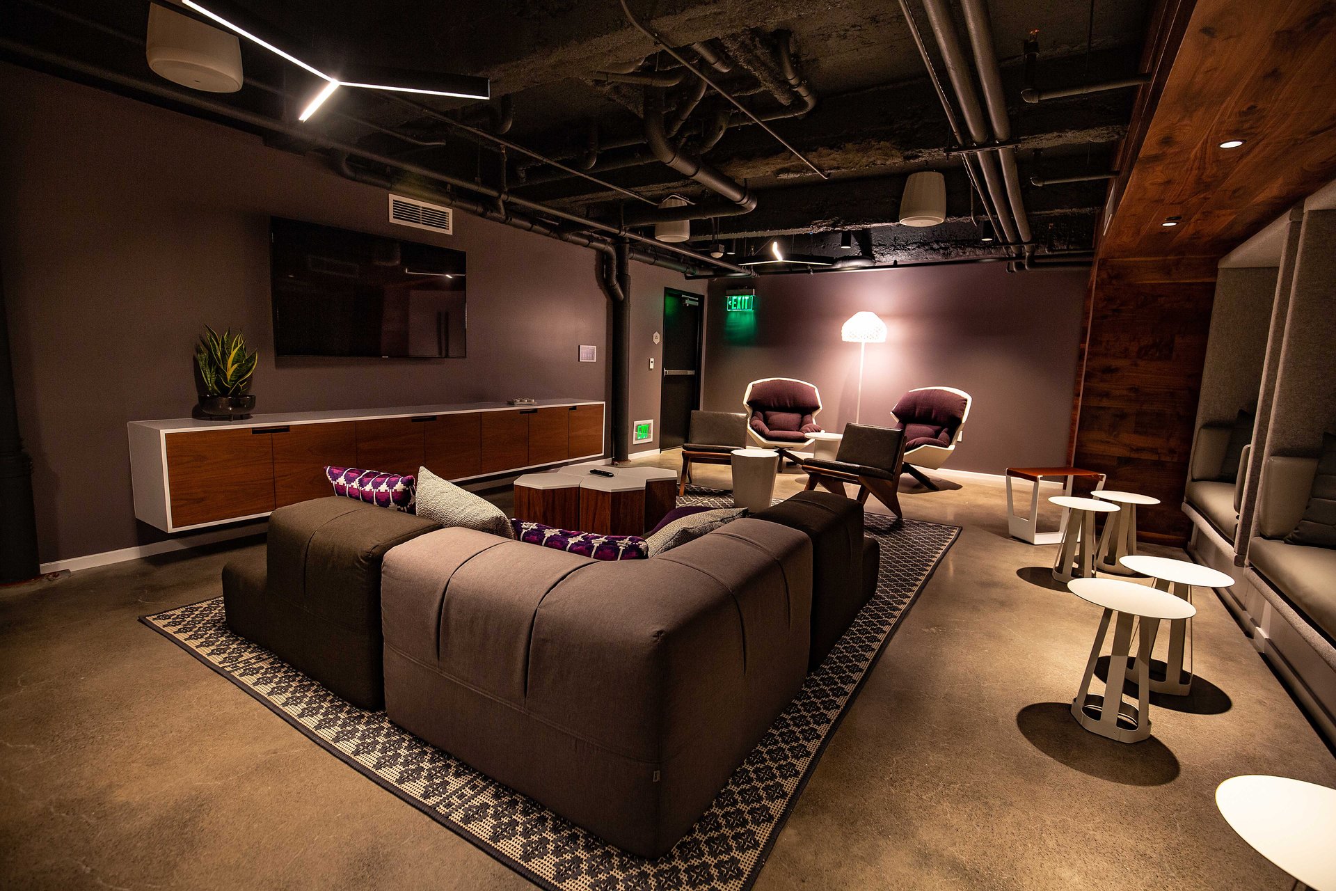 Komyuniti from side Dark | YOTEL San Francisco