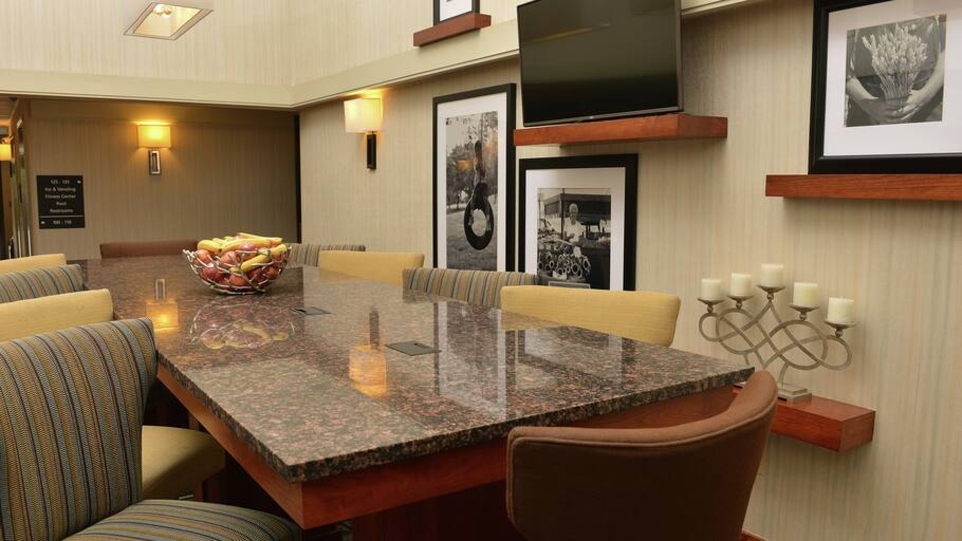 Lobby Table | Hampton Inn Springfield-South