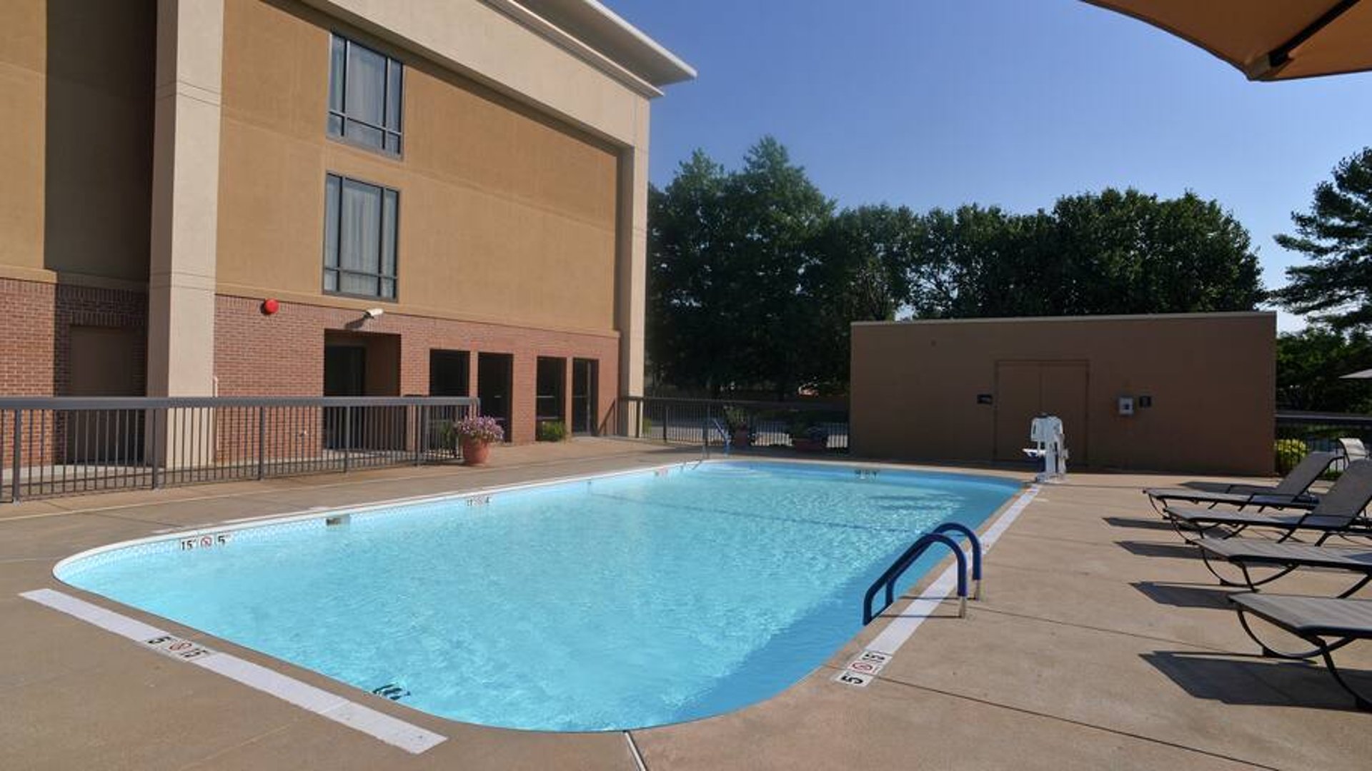 Outdoor Pool | Hampton Inn Springfield-South