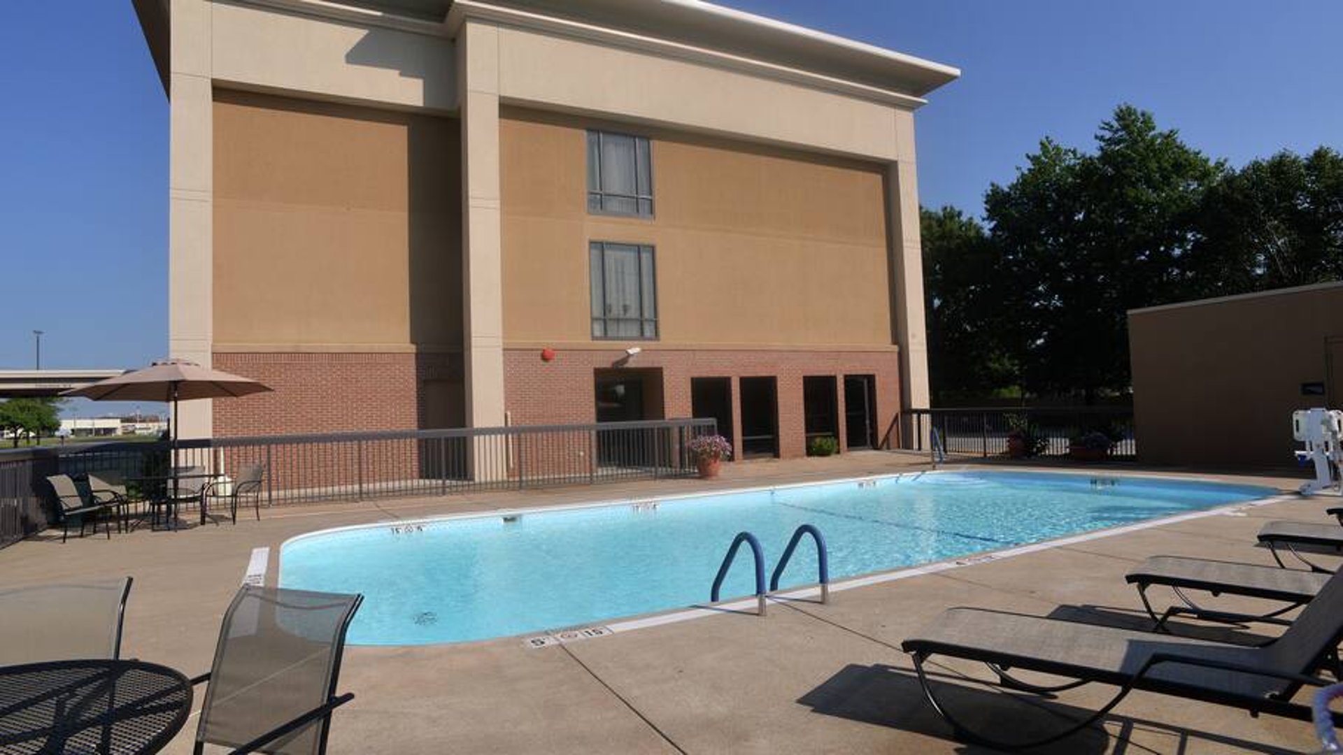 Outdoor Pool 2 | Hampton Inn Springfield-South