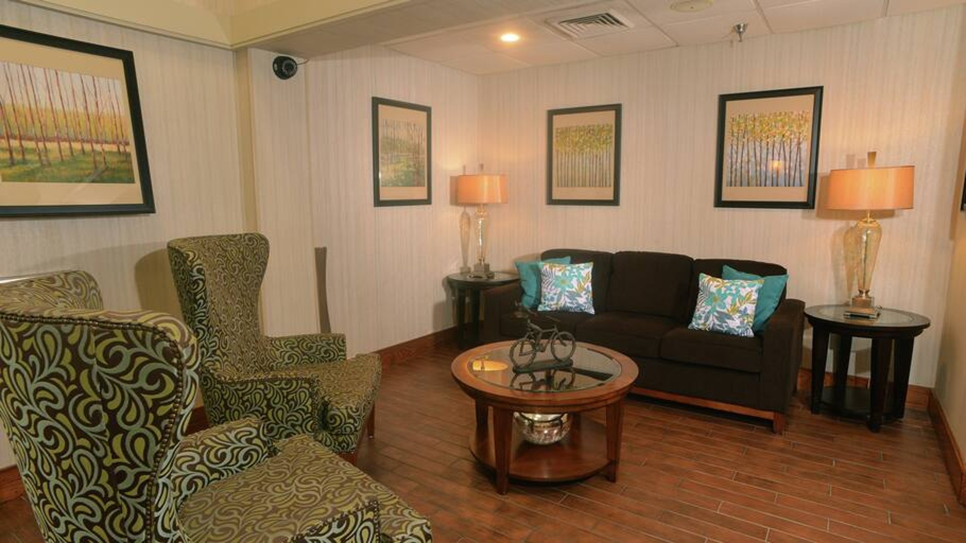 Lobby Seating | Hampton Inn Springfield-South