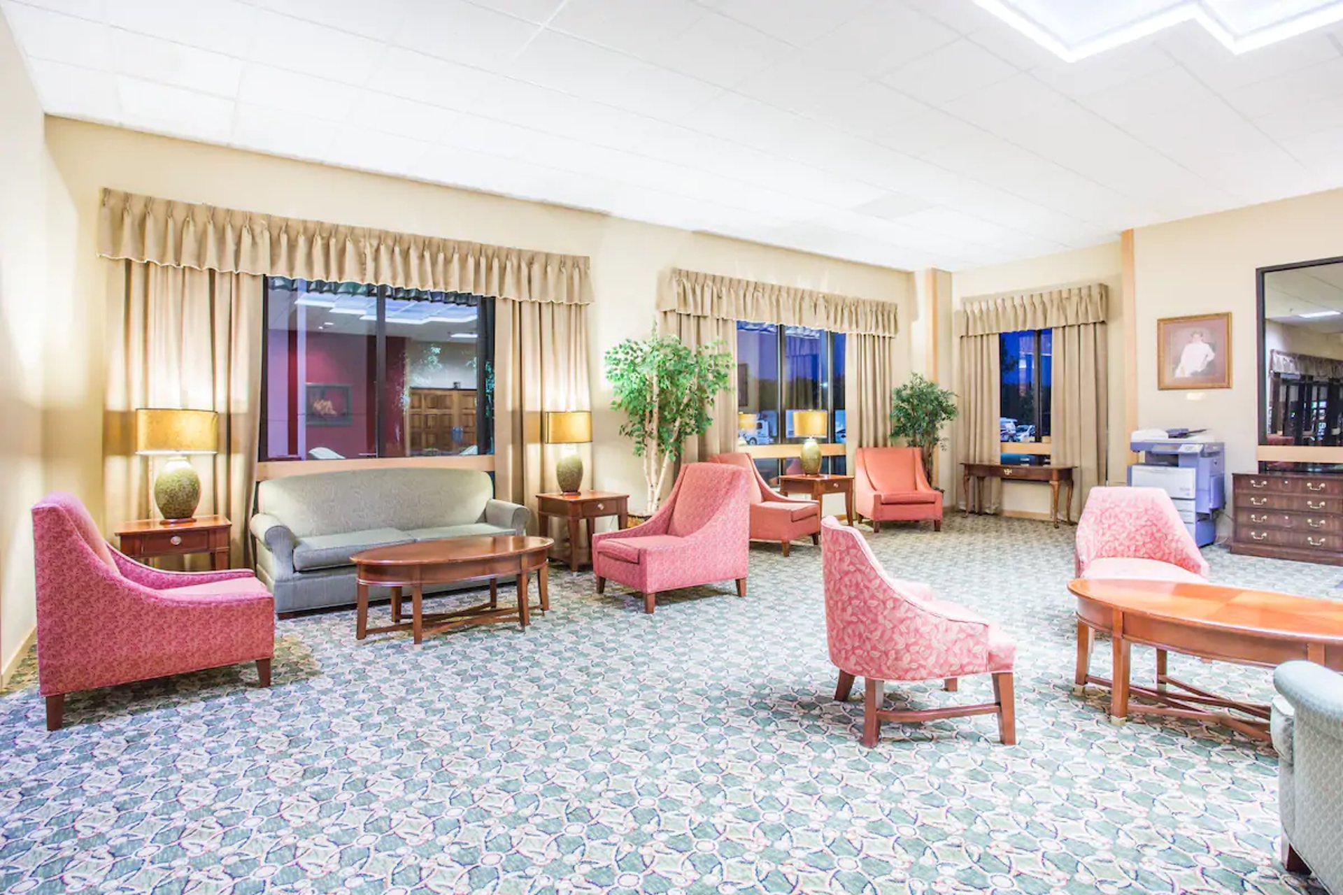 Lobby | Days Inn & Suites by Wyndham Sutton Flatwoods