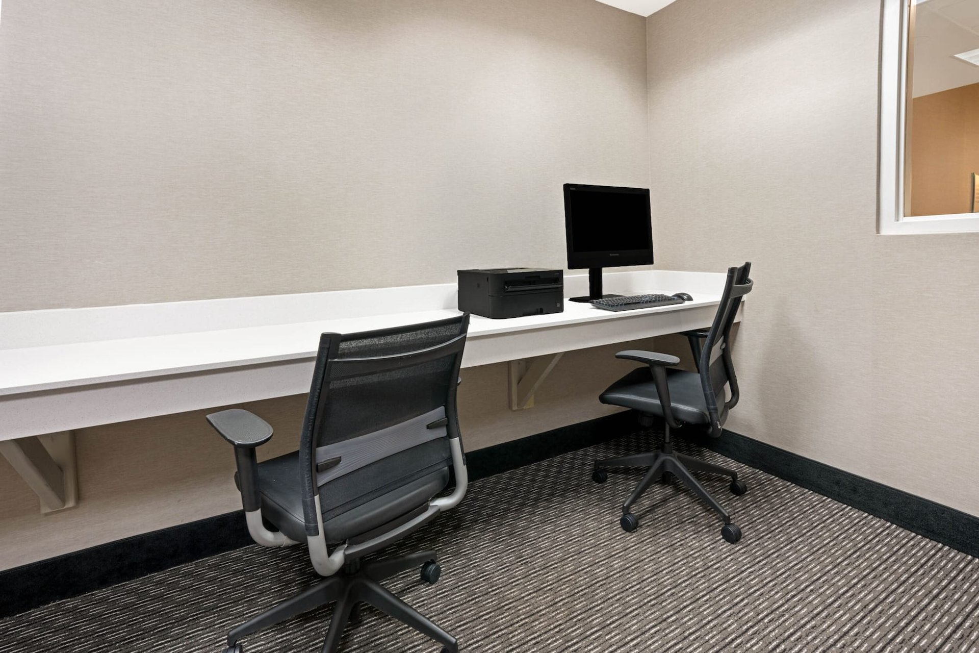 Business Center | La Quinta Inn & Suites by Wyndham Tacoma - Seattle