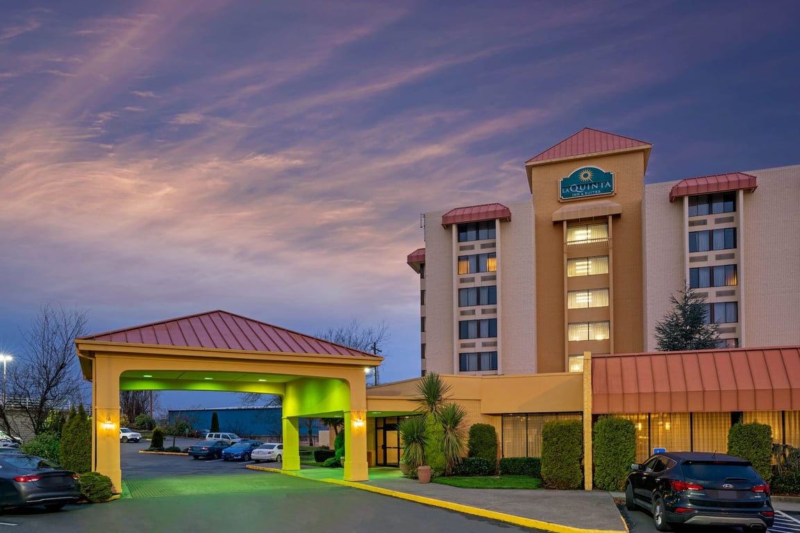 Exterior Entrance Night | La Quinta Inn & Suites by Wyndham Tacoma - Seattle