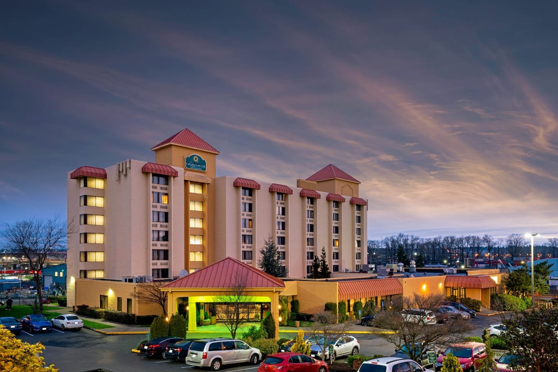 Exterior Night | La Quinta Inn & Suites by Wyndham Tacoma - Seattle