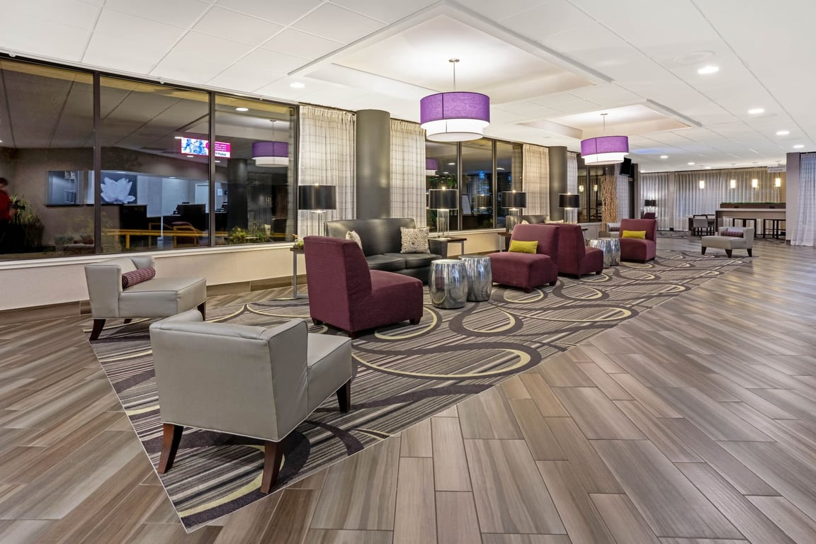 Lobby Seating | La Quinta Inn & Suites by Wyndham Tacoma - Seattle