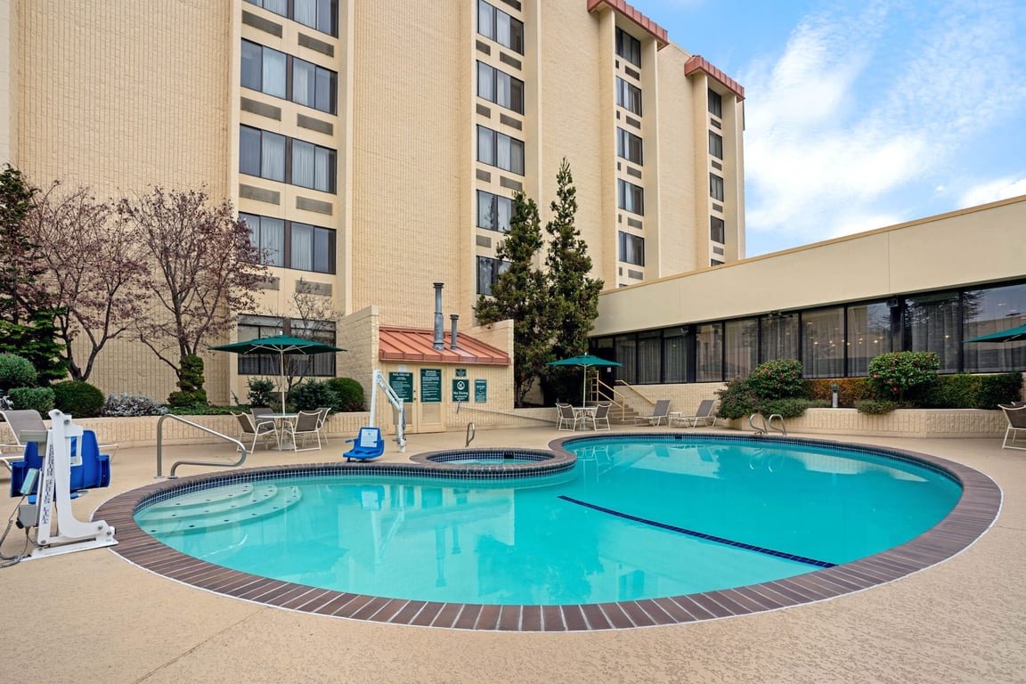 Pool | La Quinta Inn & Suites by Wyndham Tacoma - Seattle