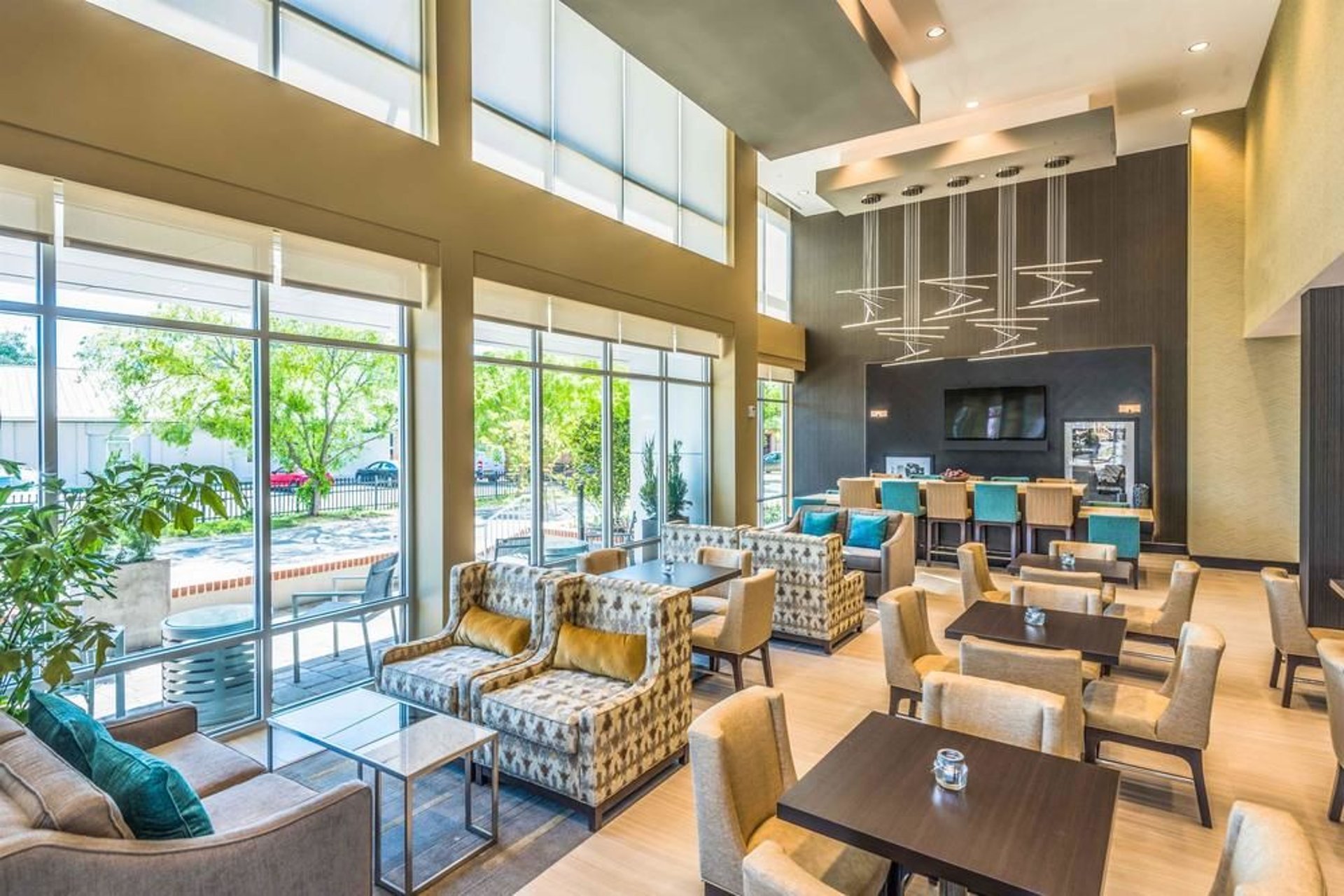 Lobby Seating Area | Hampton Inn & Suites Tallahassee Capitol - University