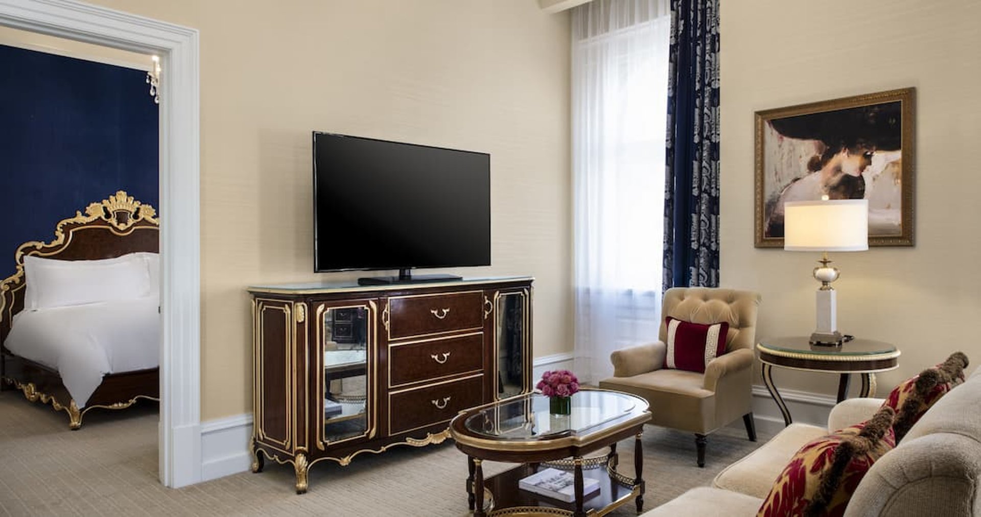02-one-bedroom-suite-facing-into-bedroom