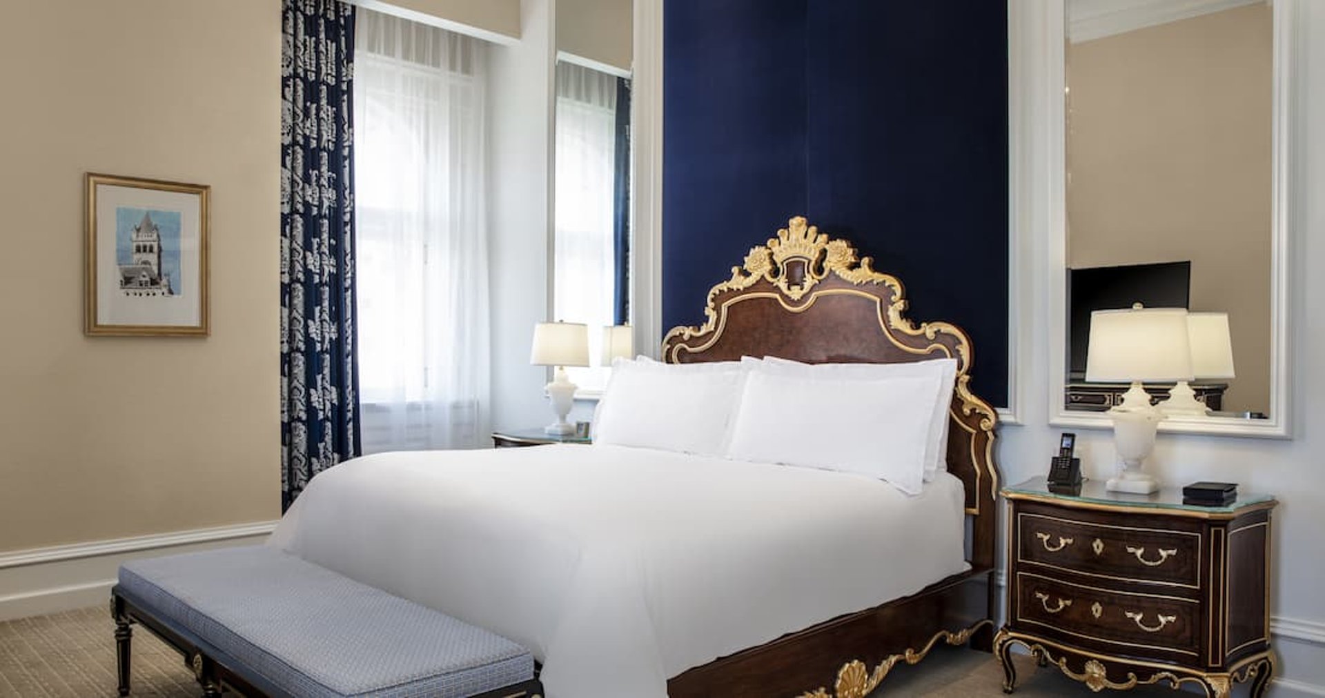 11-deluxe-room-king-bed