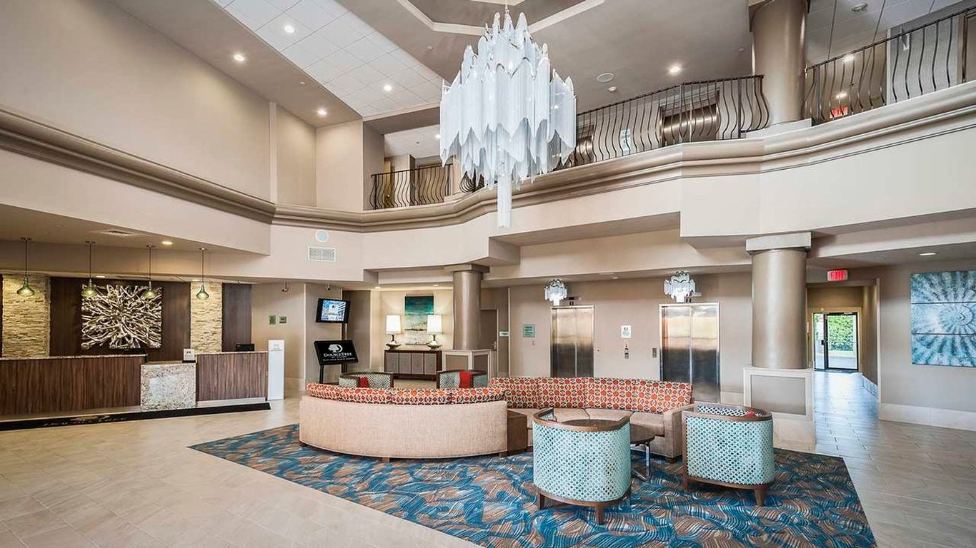 Lobby | DoubleTree by Hilton Hotel West Palm Beach Airport