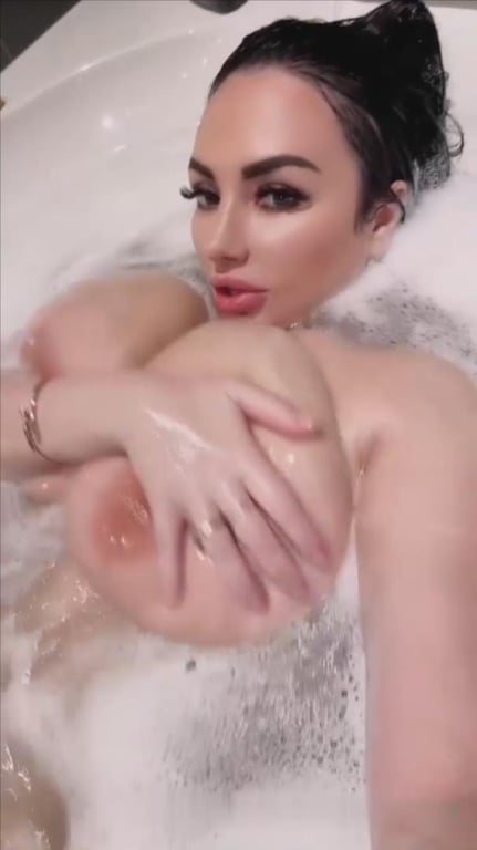 巨乳-AI脱衣，AI去衣，AI换衣，善解人衣，一键脱衣，色图创作，视频换脸，图片换脸