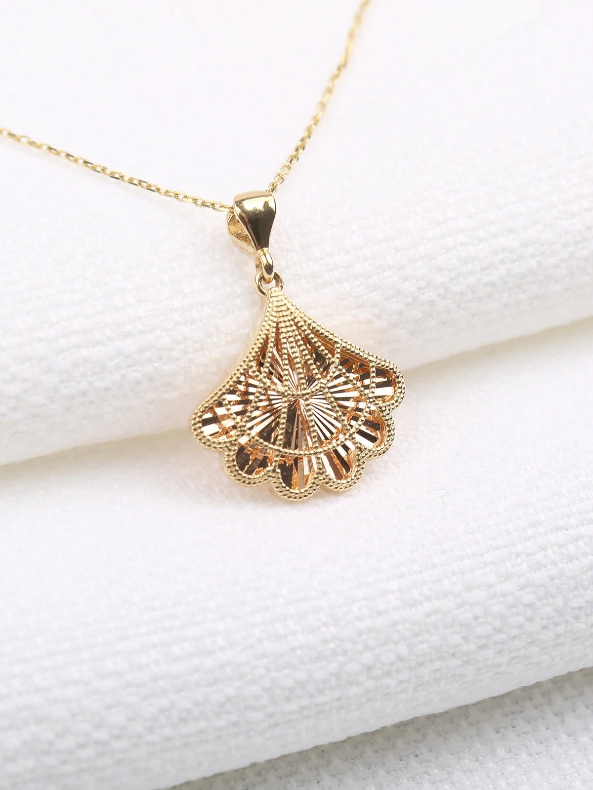 Deniz Kabuğu Altın Kolye