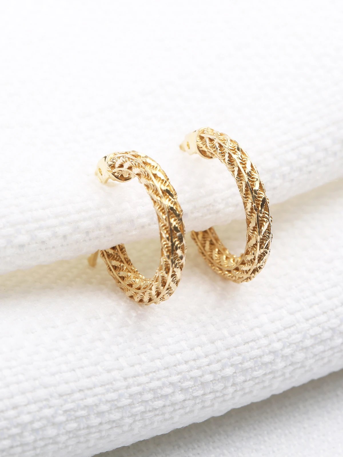 Burgu Işıltısı Altın Küpe