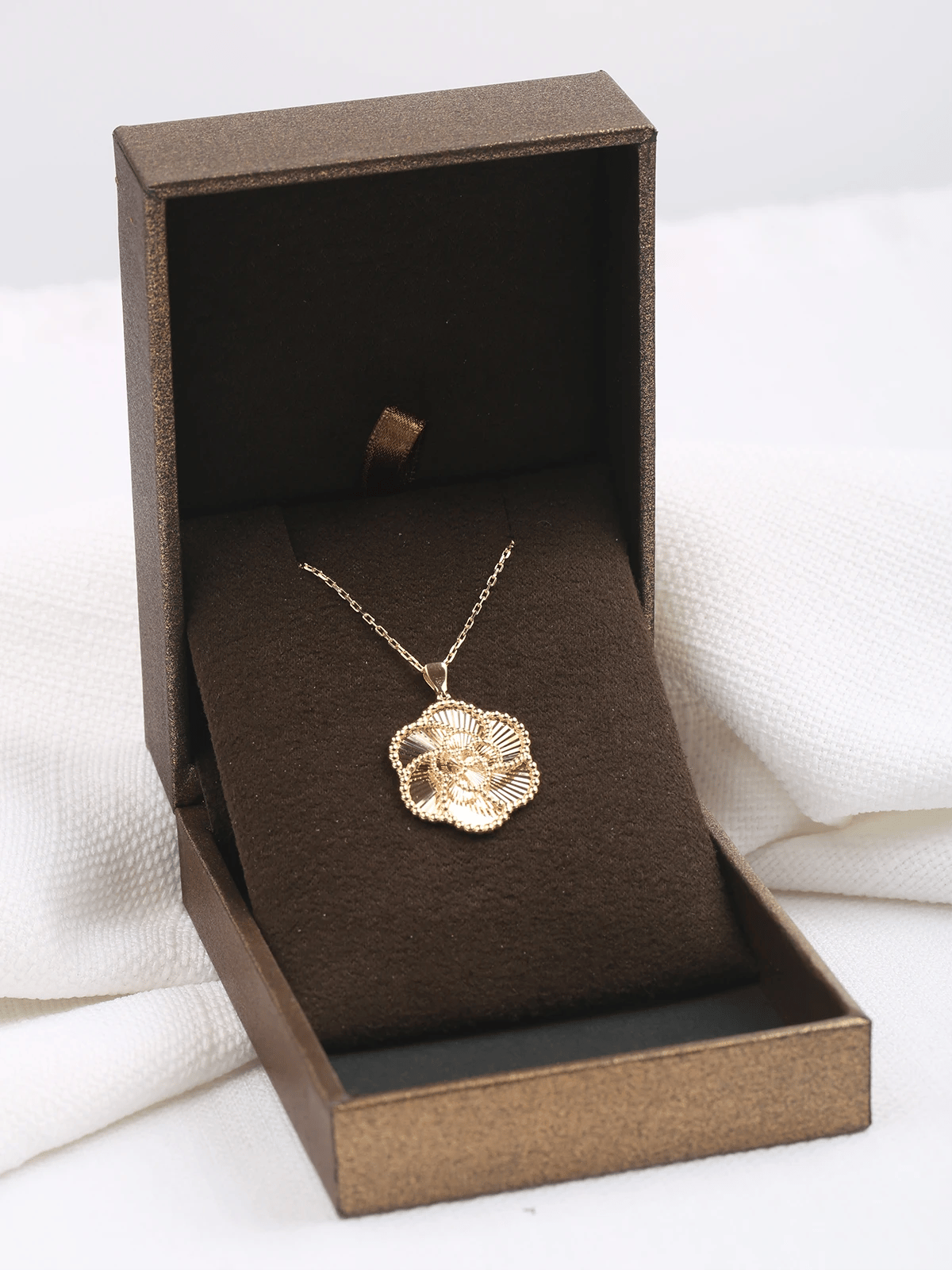 Çiçek Işıltısı Altın Kolye