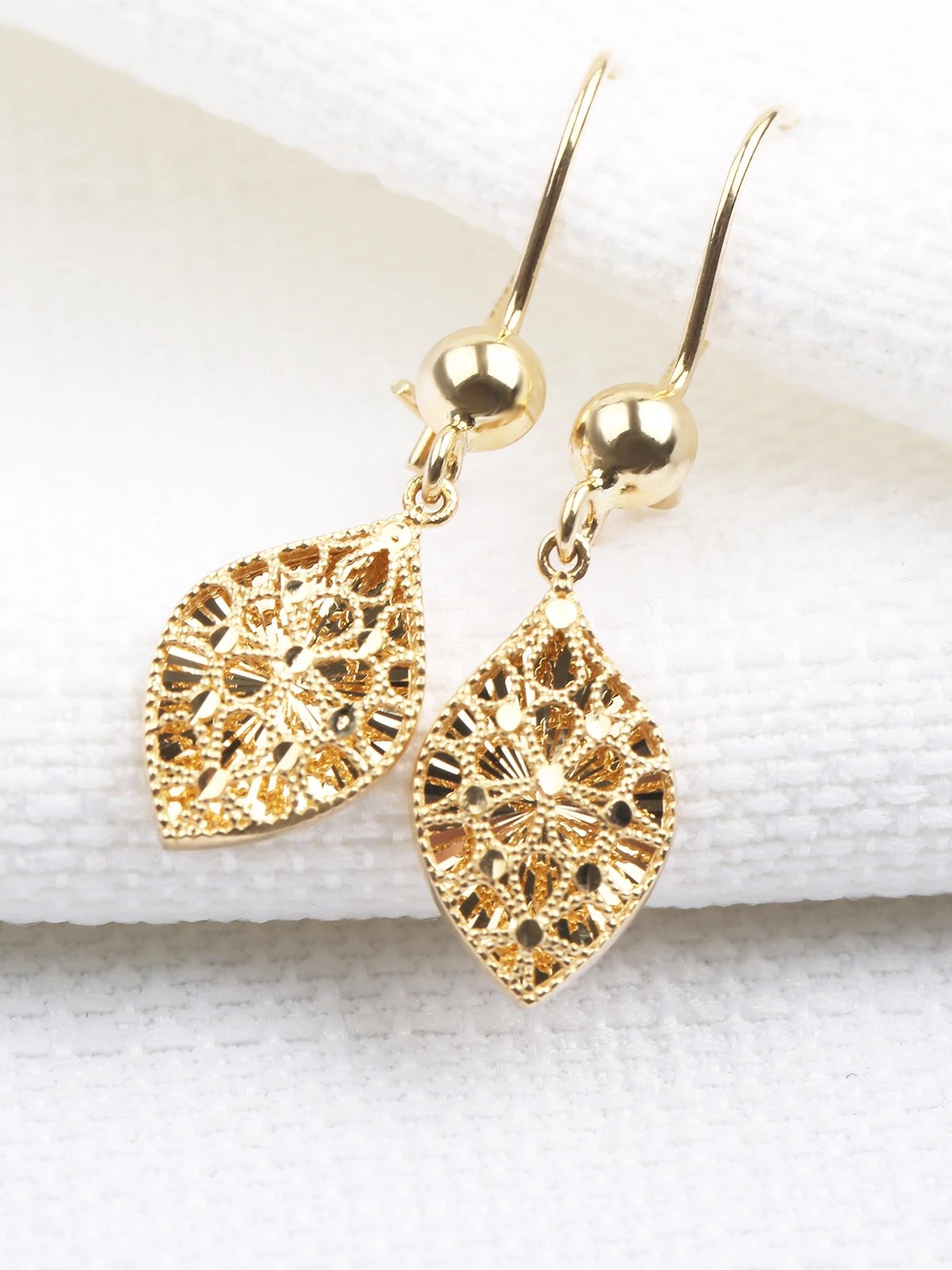 Ahenk Sallantılı Altın Küpe