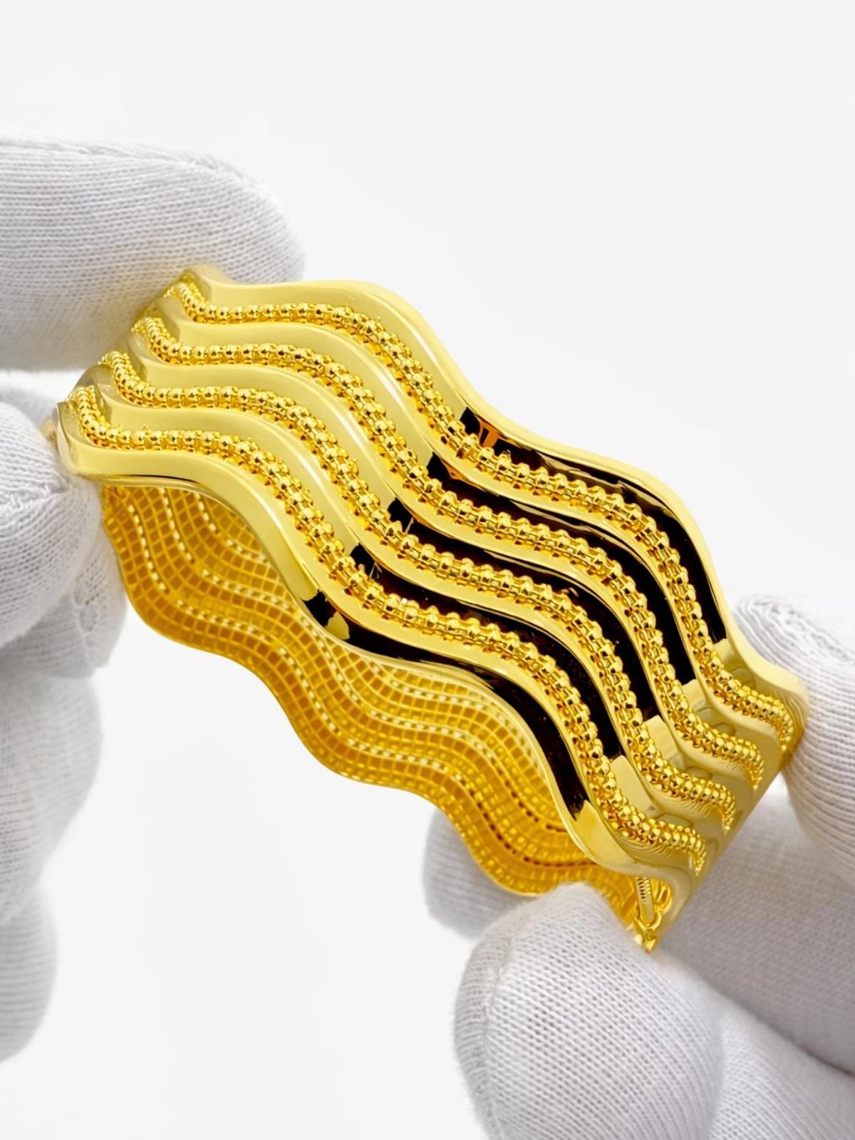 İkon Ajda Altın Kelepçe