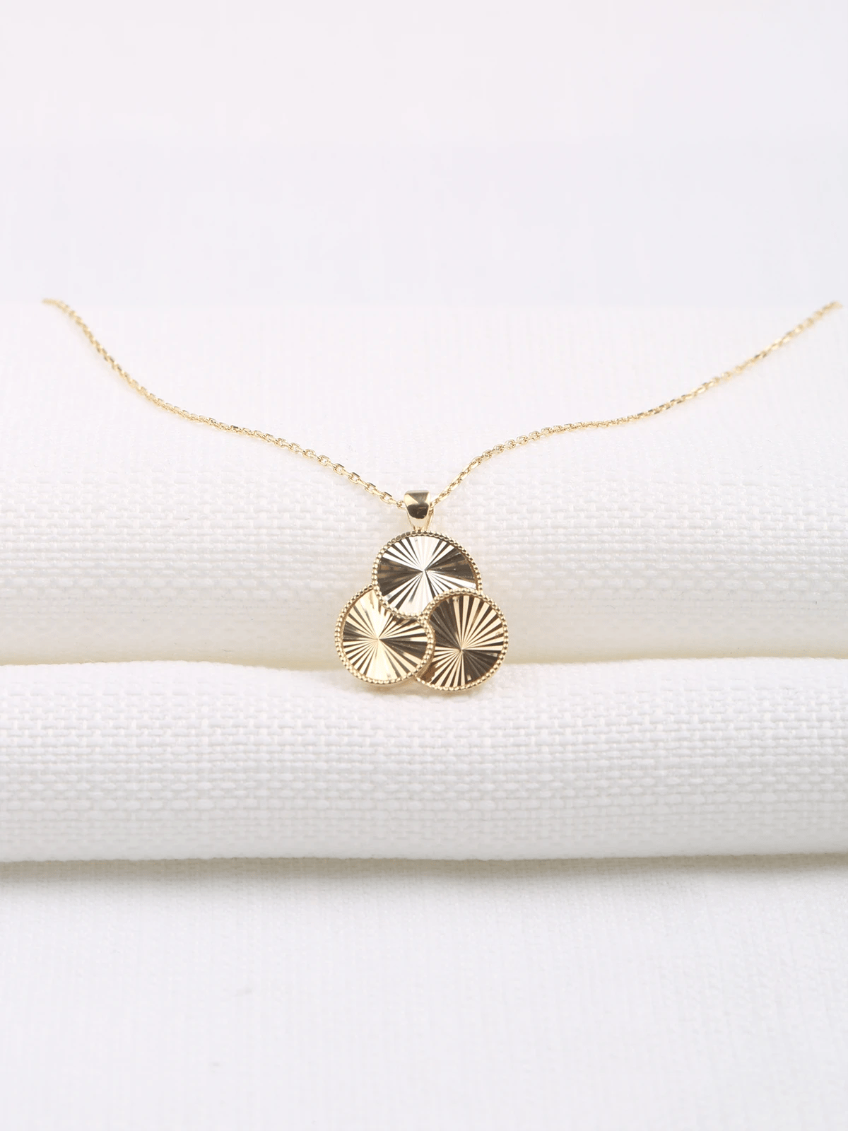 Üç Renk Pervane Altın Kolye