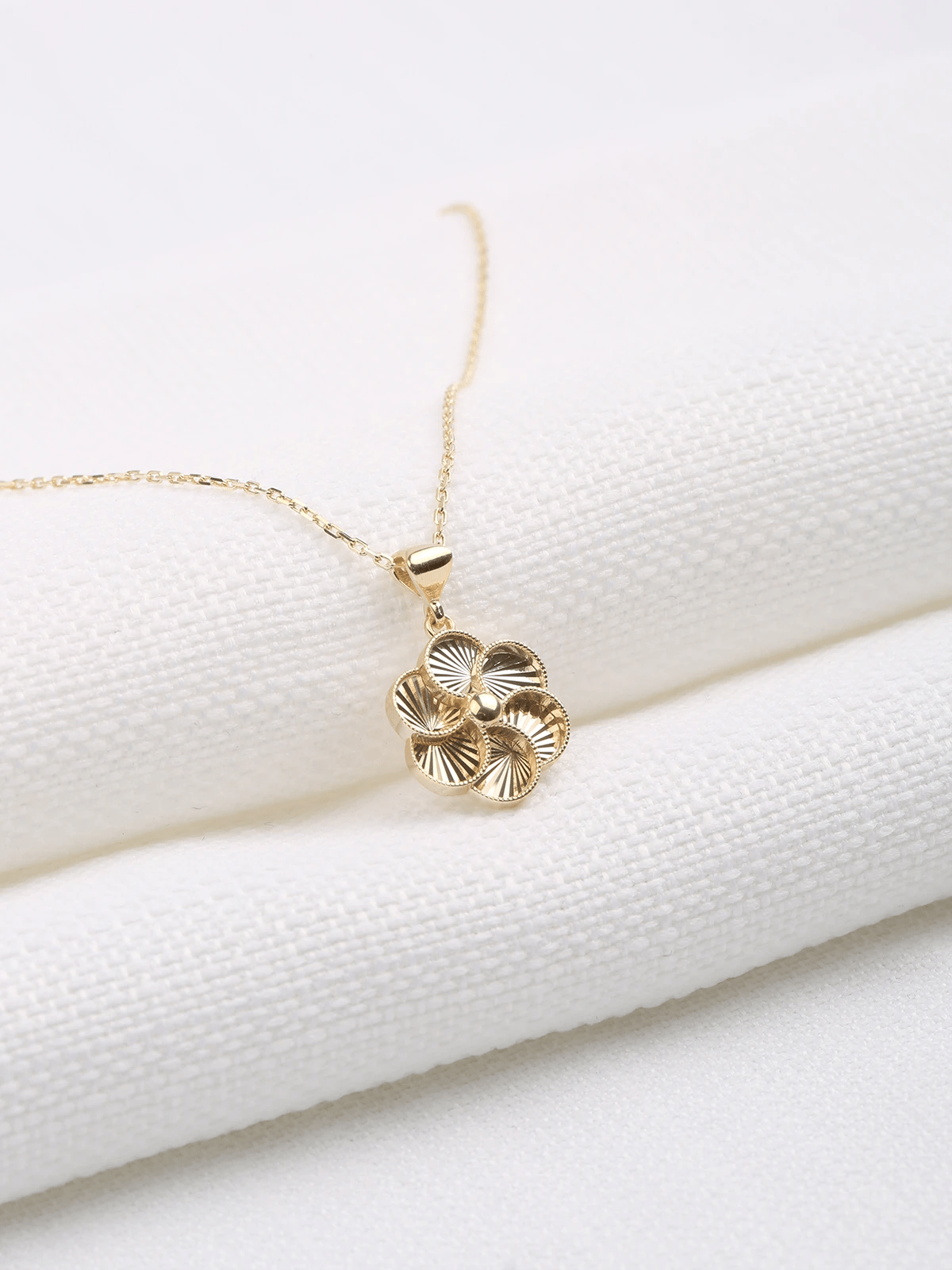 Şans Çiçeği Altın Kolye