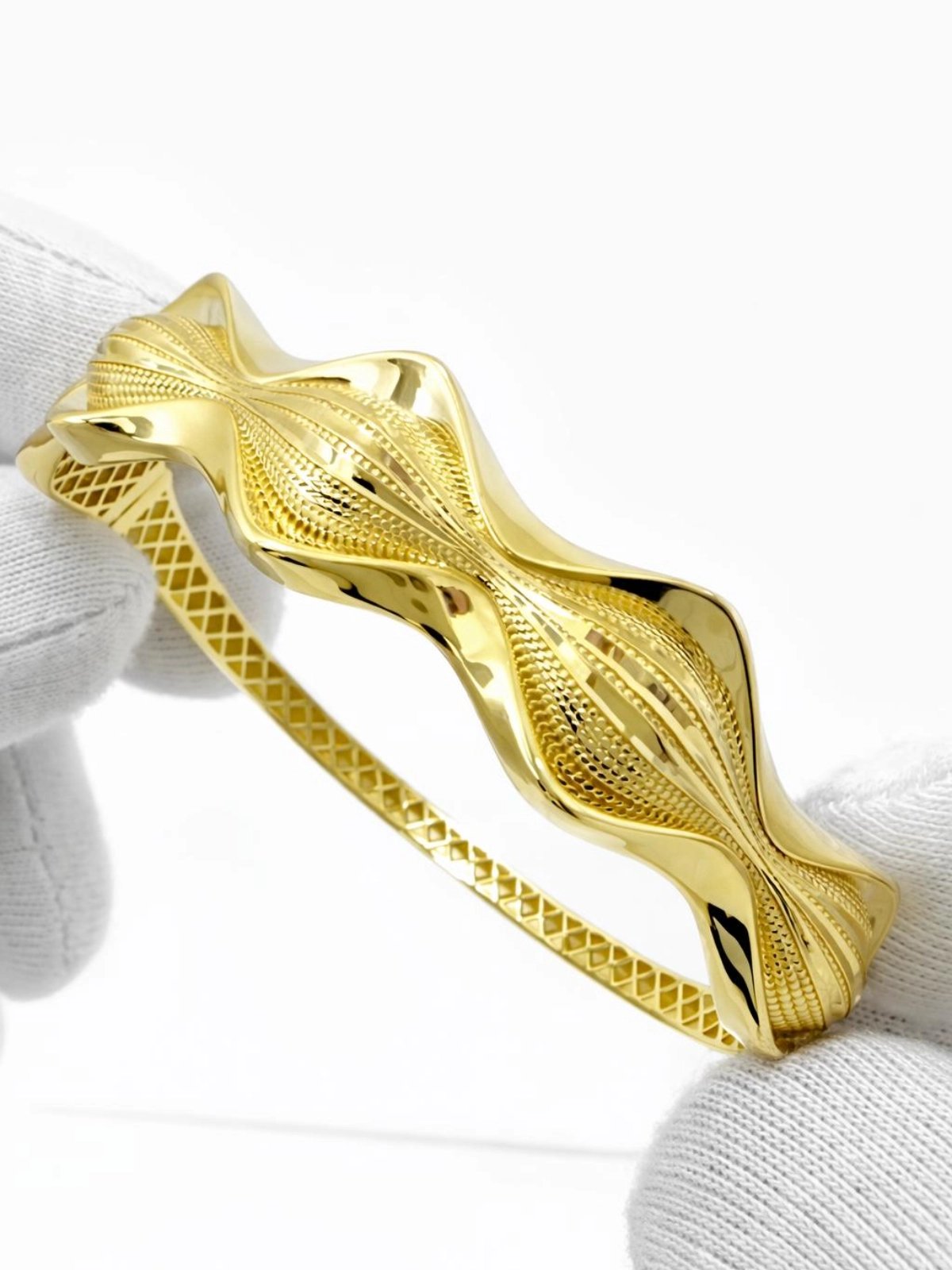 Süveyda Altın Kelepçe