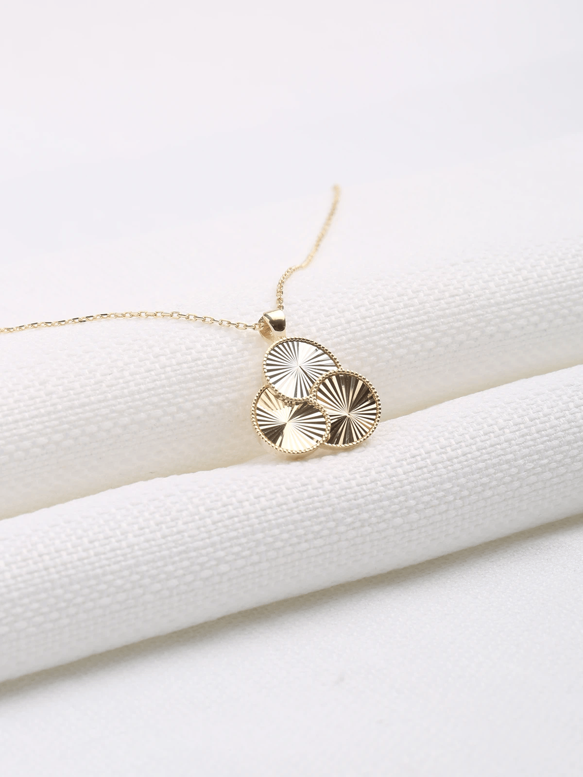 Üç Renk Pervane Altın Kolye