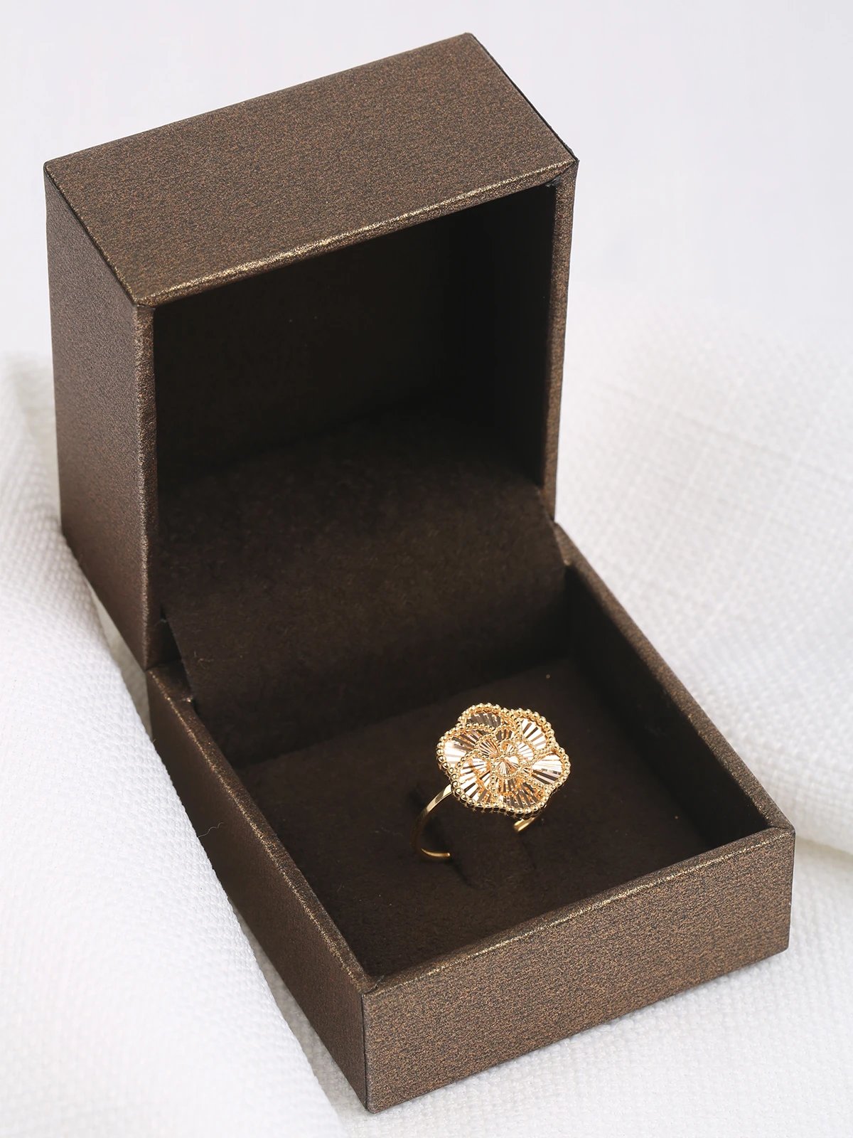 Çiçek Işıltısı Altın Yüzük