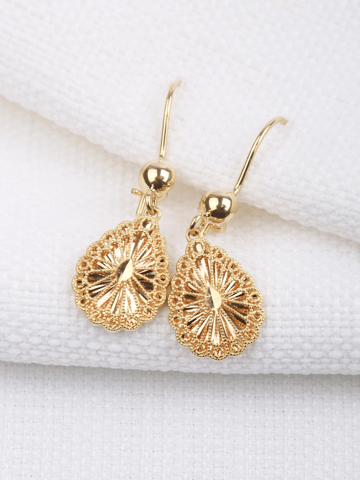 Dantel Sallantılı Altın Küpe