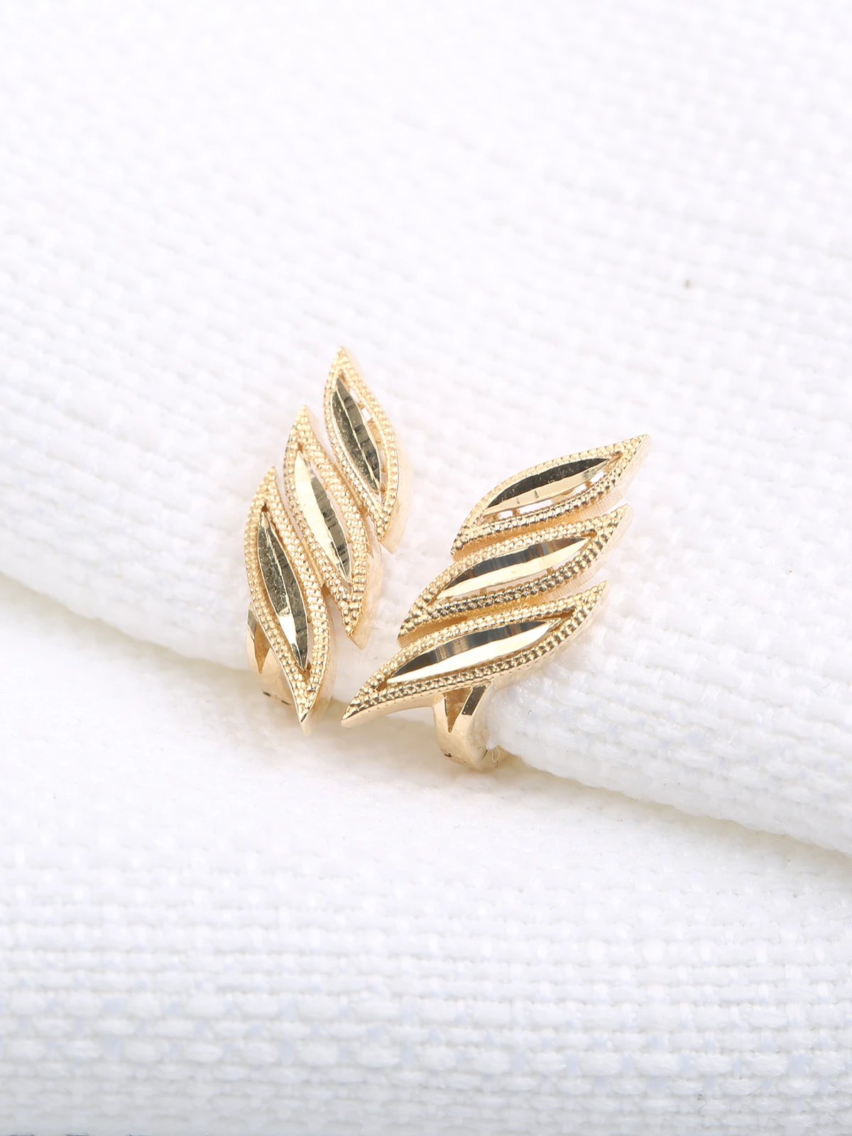 Üç Yaprak Altın Küpe