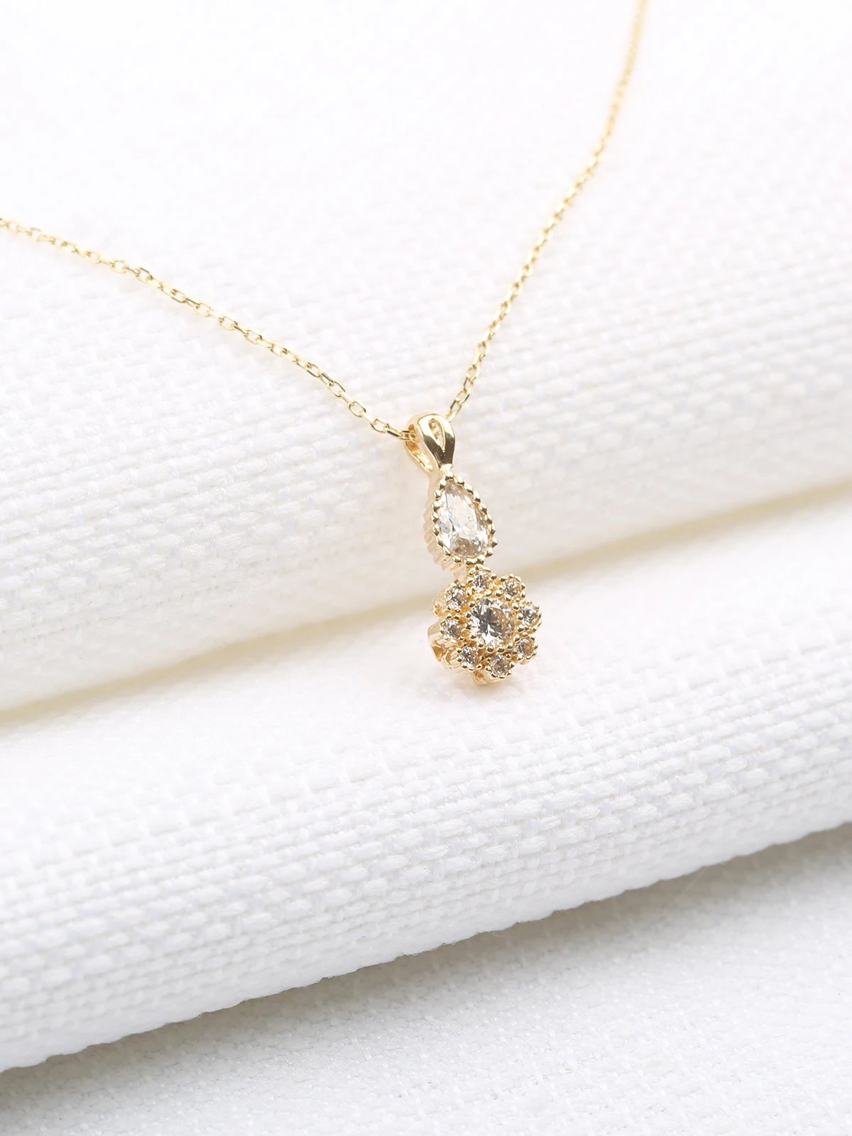 Çiçek Damlası Altın Kolye