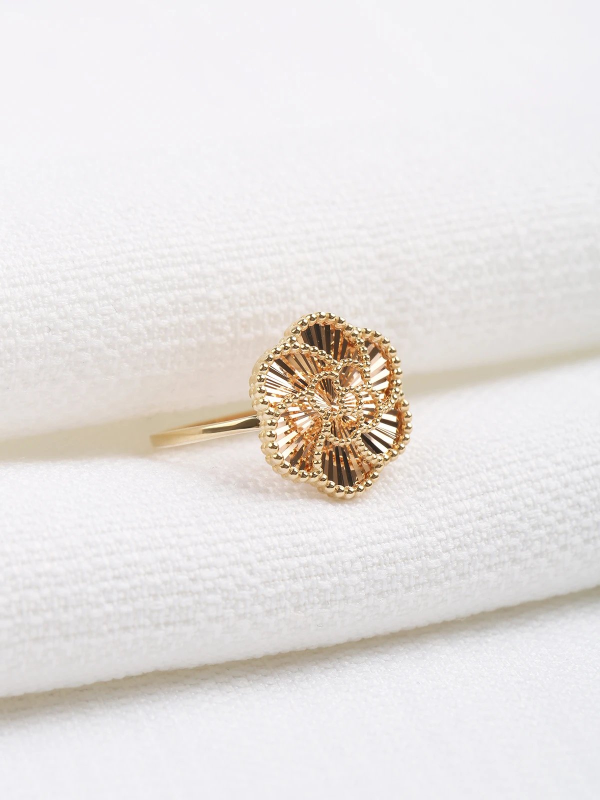 Çiçek Işıltısı Altın Yüzük