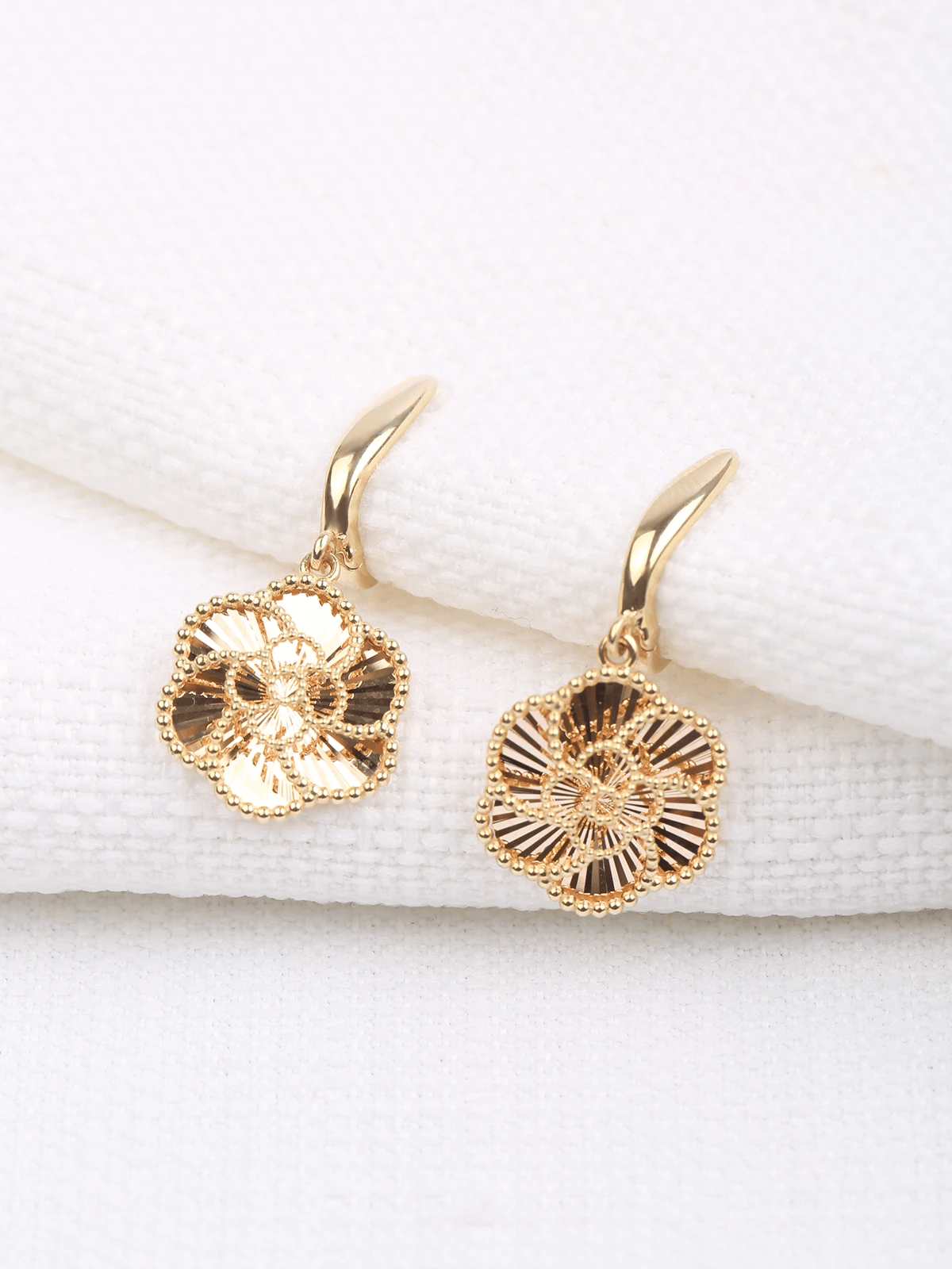 Çiçek Işıltısı Sallantılı Altın Küpe