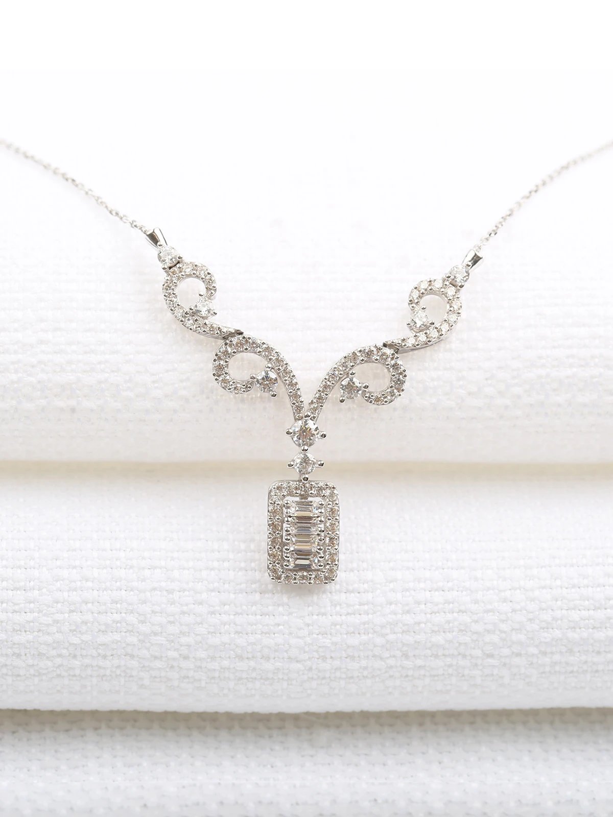 Sarmaşık Baget Beyaz Altın Kolye