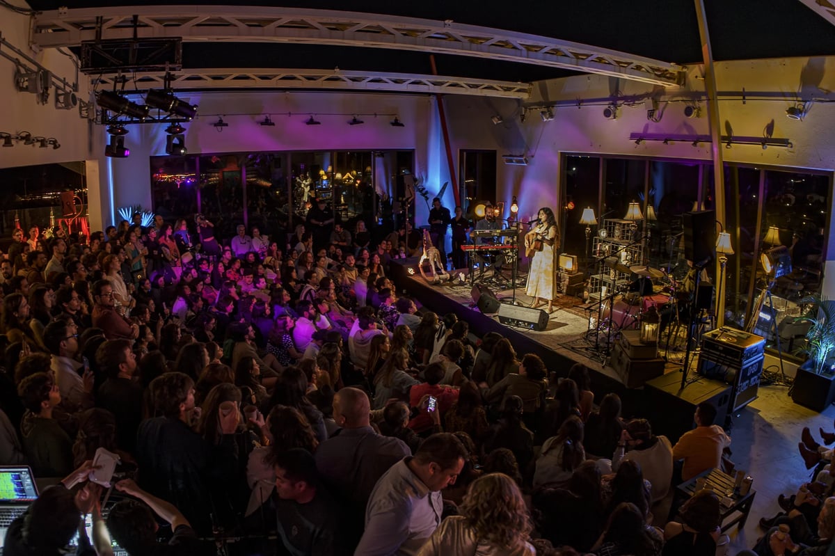https://imagedelivery.net/jHDmI3UpXy0vHMoFeeZZfg/elganzo-amenity-music-art-culture-dj-booth-hero-image/