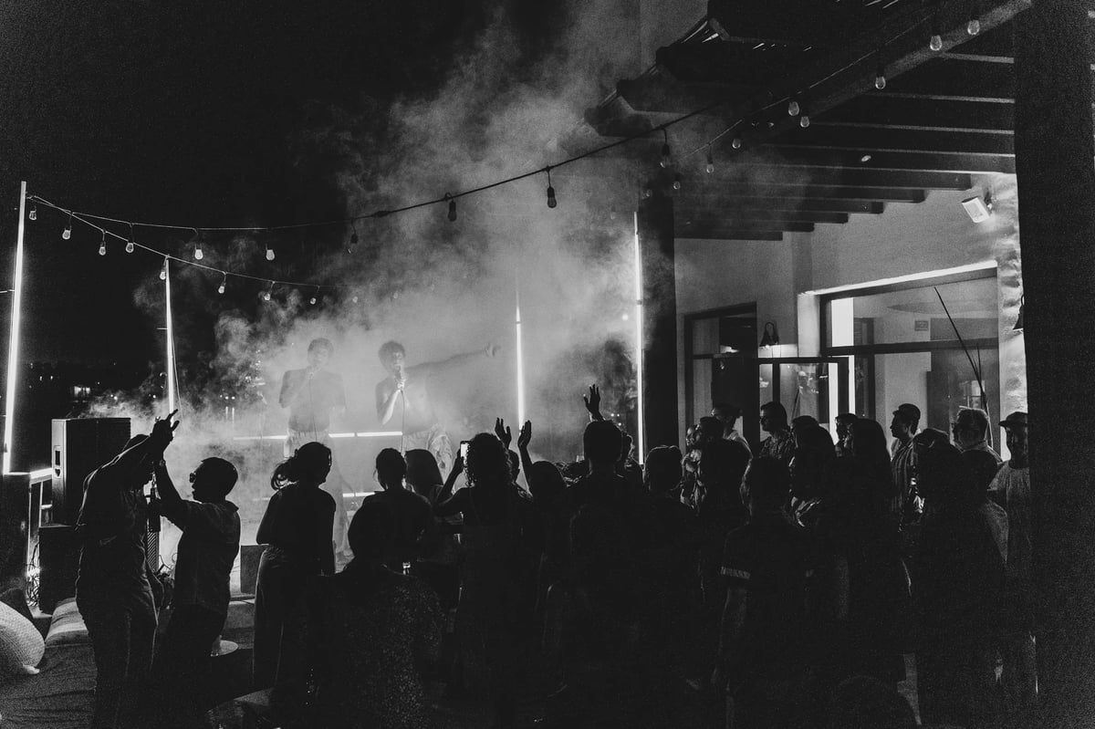https://imagedelivery.net/jHDmI3UpXy0vHMoFeeZZfg/elganzo-amenity-music-art-culture-fire-pits-ganzo-fauxreal-163/