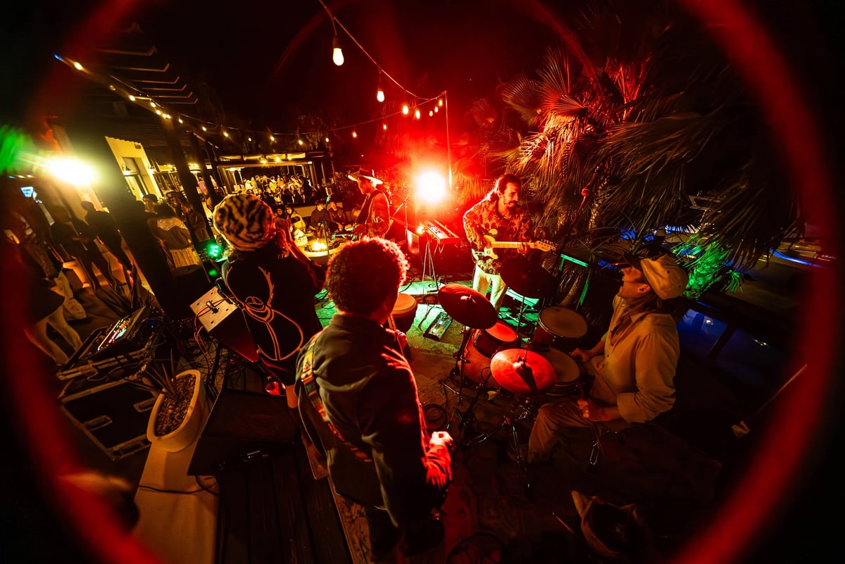 https://imagedelivery.net/jHDmI3UpXy0vHMoFeeZZfg/elganzo-amenity-music-art-culture-fire-pits-hero-image/