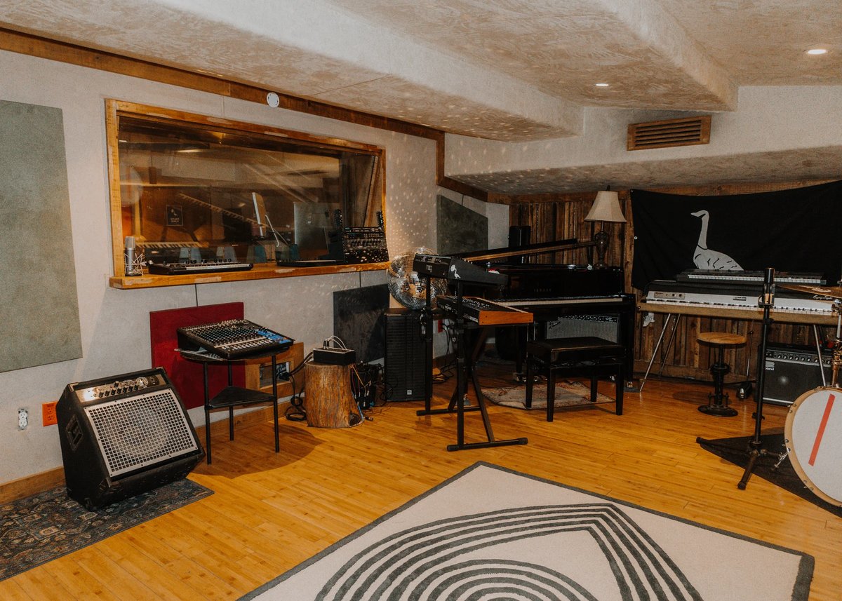 https://imagedelivery.net/jHDmI3UpXy0vHMoFeeZZfg/elganzo-amenity-music-art-culture-underground-recording-studio-el-ganzo-329/