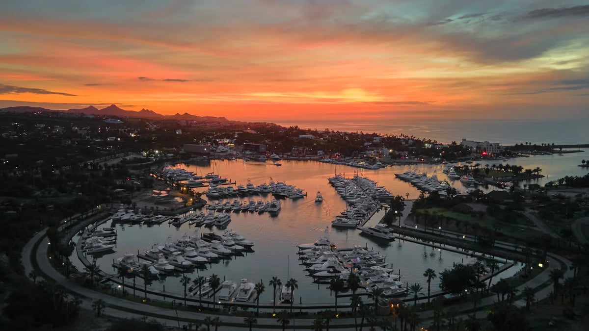https://imagedelivery.net/jHDmI3UpXy0vHMoFeeZZfg/elganzo-amenity-water-open-skies-puerto-los-cabos-marina-bisbees-0330/