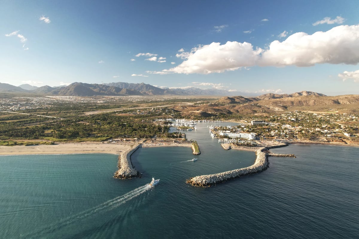 https://imagedelivery.net/jHDmI3UpXy0vHMoFeeZZfg/elganzo-amenity-water-open-skies-puerto-los-cabos-marina-hero-image/