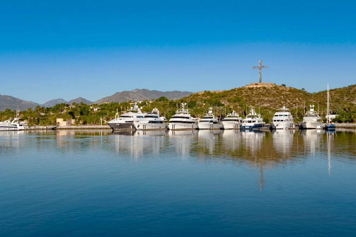 https://imagedelivery.net/jHDmI3UpXy0vHMoFeeZZfg/elganzo-amenity-water-open-skies-puerto-los-cabos-marina-plc-marina-web-09/