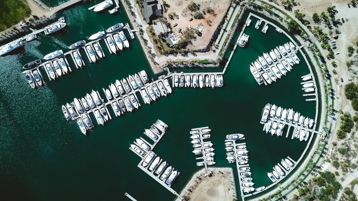 https://imagedelivery.net/jHDmI3UpXy0vHMoFeeZZfg/elganzo-amenity-water-open-skies-puerto-los-cabos-marina-version3-3/