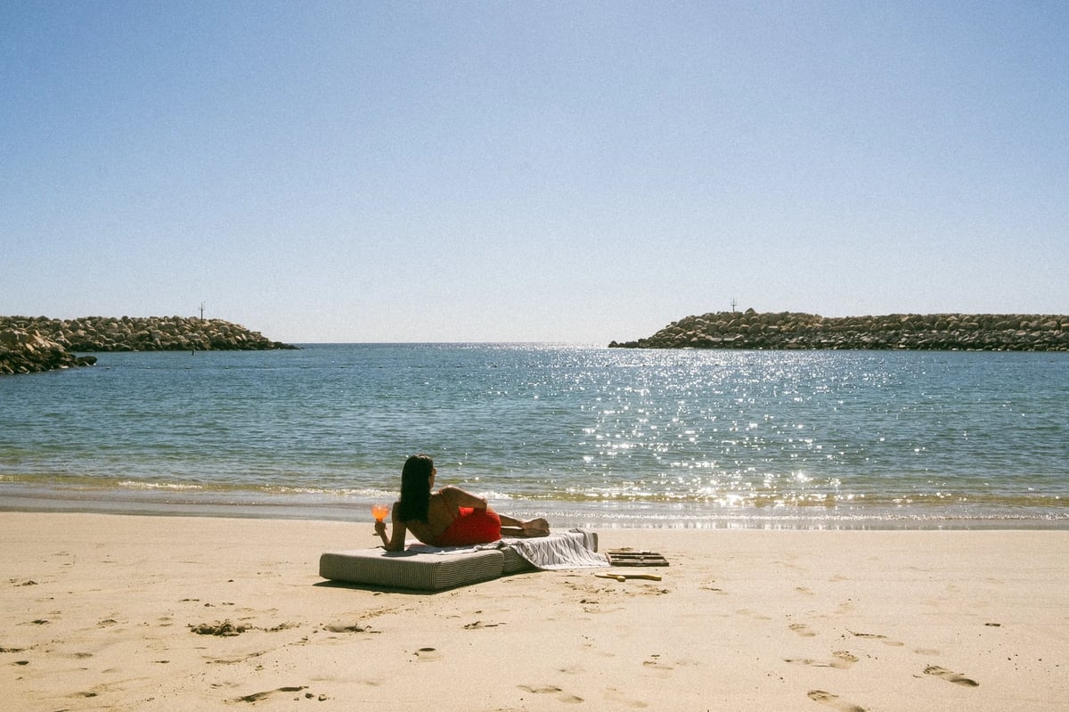 https://imagedelivery.net/jHDmI3UpXy0vHMoFeeZZfg/elganzo-amenity-water-open-skies-swimmable-beach-dscf0219/