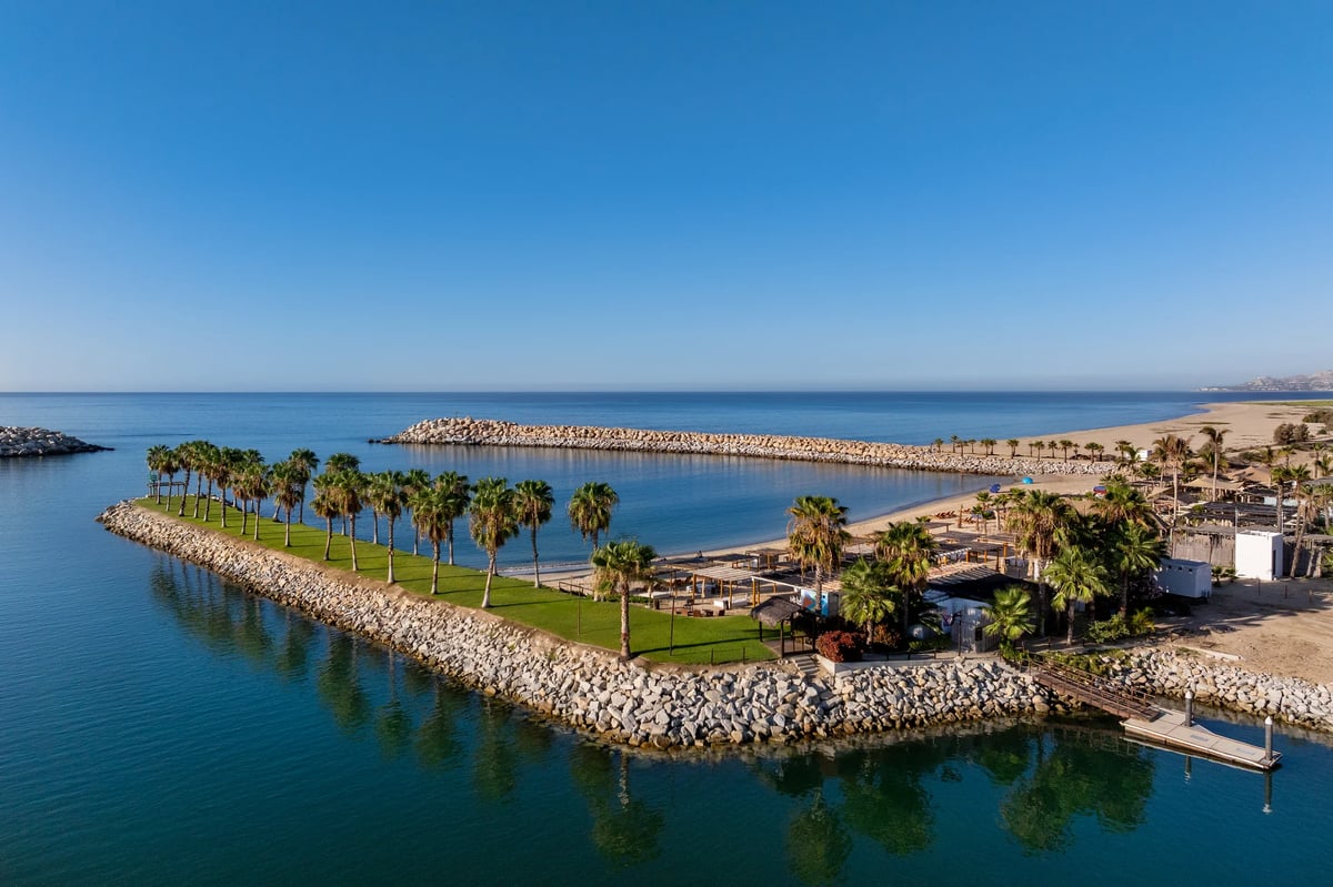 https://imagedelivery.net/jHDmI3UpXy0vHMoFeeZZfg/elganzo-amenity-water-open-skies-the-jetty-ganzodrone-58/