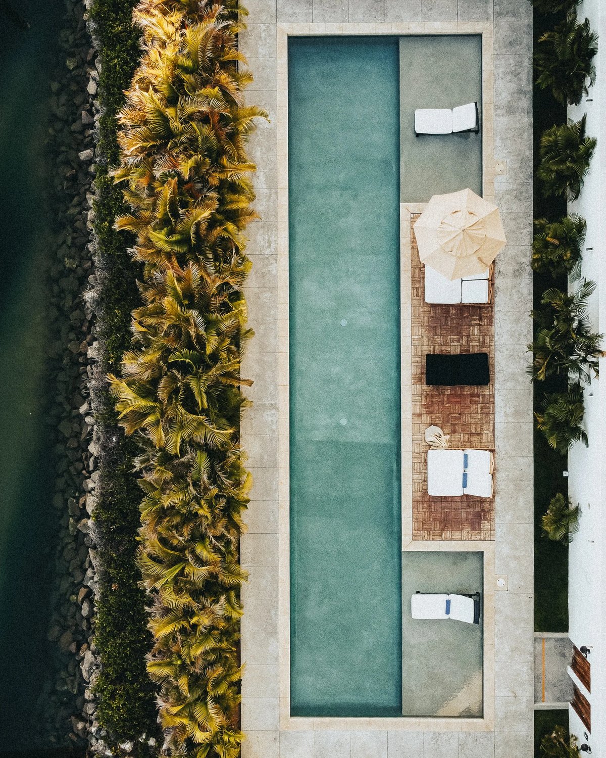https://imagedelivery.net/jHDmI3UpXy0vHMoFeeZZfg/elganzo-amenity-water-open-skies-tranquility-pool-hero-image/