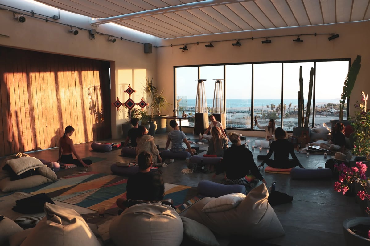 https://imagedelivery.net/jHDmI3UpXy0vHMoFeeZZfg/elganzo-amenity-wellness-movement-rooftop-multipurpose-room-hero-image/