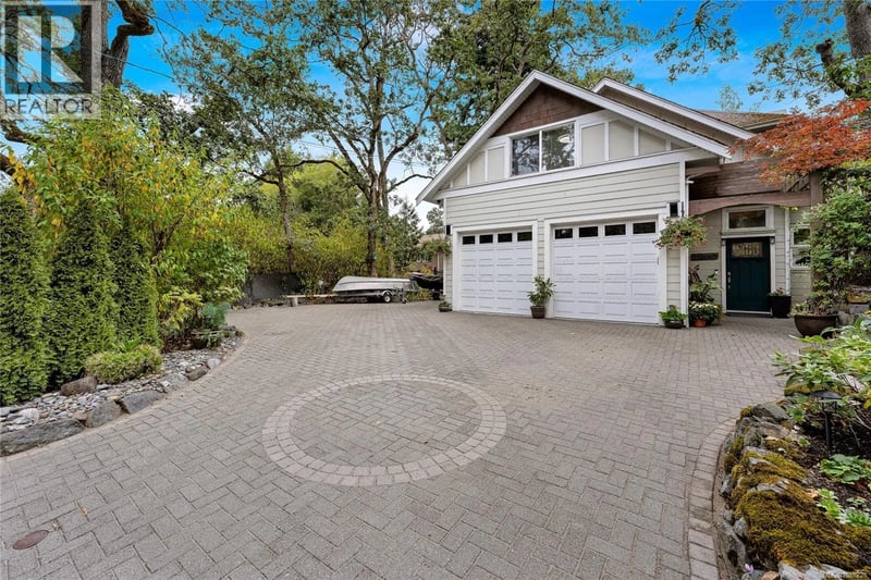 4151 Quadra Street, Saanich, British Columbia, V8X1L1, Saanich, British Columbia — photo 1 of 5