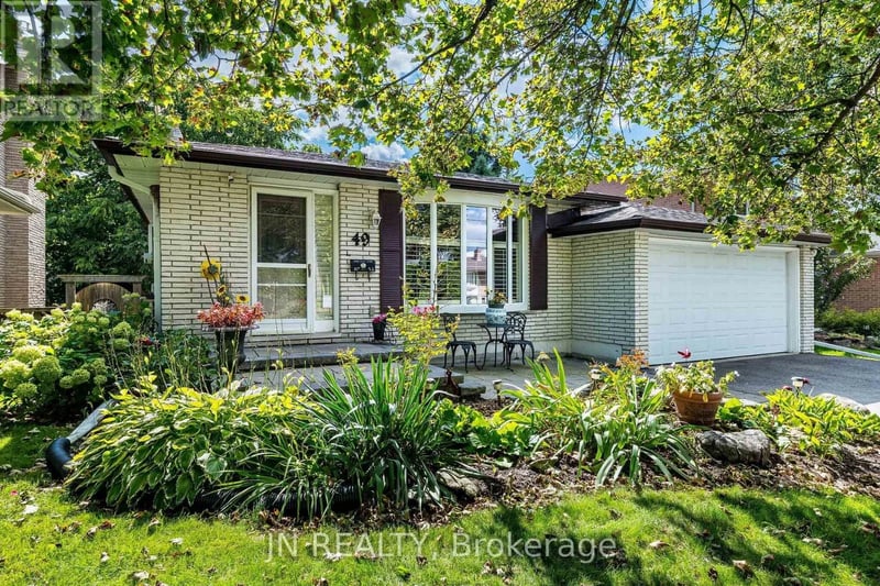 49 School Street, East Gwillimbury (Holland Landing), Ontario, L9N1K6, East Gwillimbury (Holland Landing), Ontario — photo 1 of 5