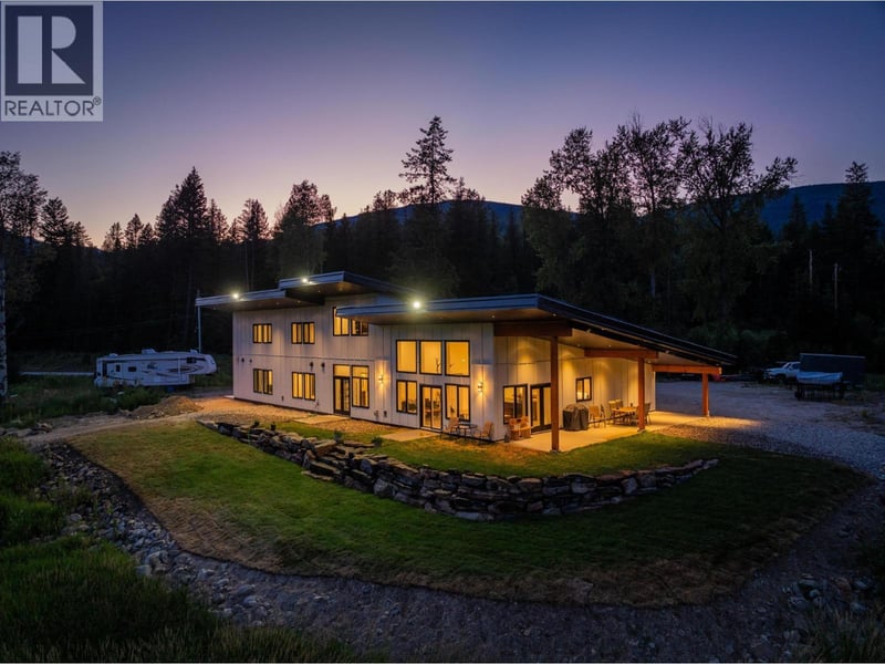 2335 PASS CREEK Road, Castlegar, British Columbia, v1n4t4, Castlegar, British Columbia — photo 1 of 5