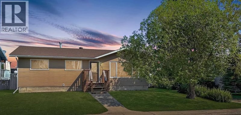 204 10 Avenue Northeast, Sundre, Alberta, T0M1X0, Sundre, Alberta — photo 1 of 5