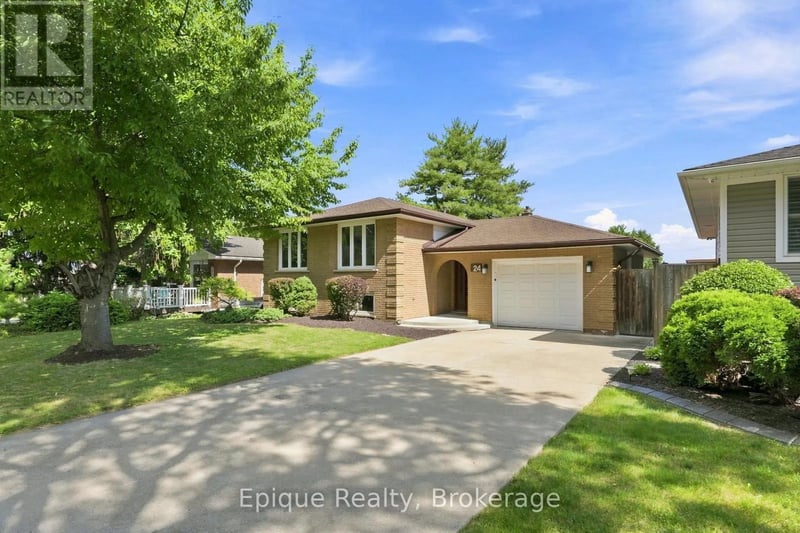 24 Brae Crest Drive, Hamilton (Stoney Creek), Ontario, L8G3A6, Hamilton (Stoney Creek), Ontario — photo 1 of 5